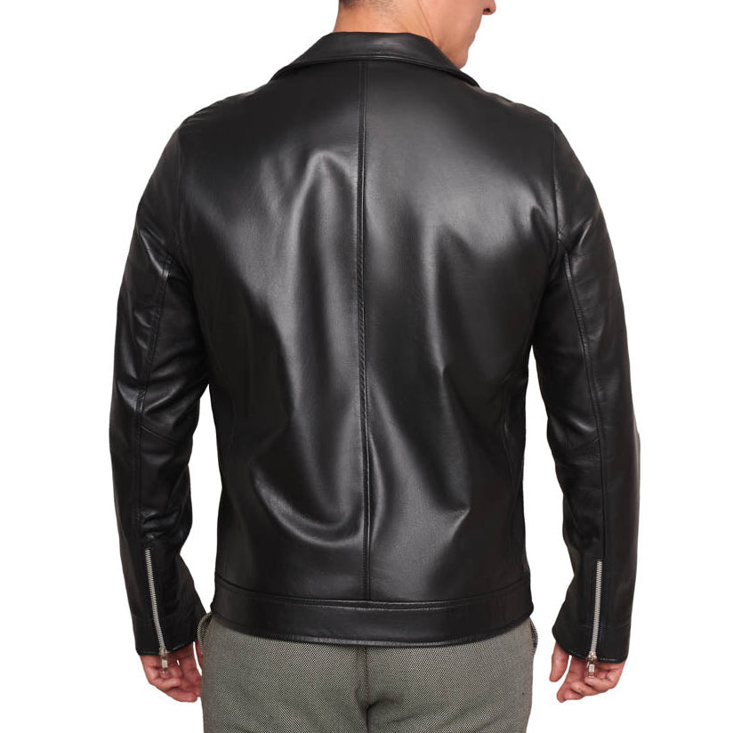 Hombre usando chamarra biker de piel negra moderna 'Rebel' de Gerhel con corte slim fit. Vista trasera.

