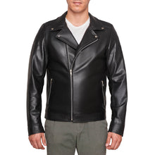 Hombre usando chamarra biker de piel negra moderna 'Rebel' de Gerhel con corte slim fit.

