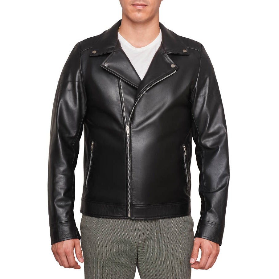 Hombre usando chamarra biker de piel negra moderna 'Rebel' de Gerhel con corte slim fit.

