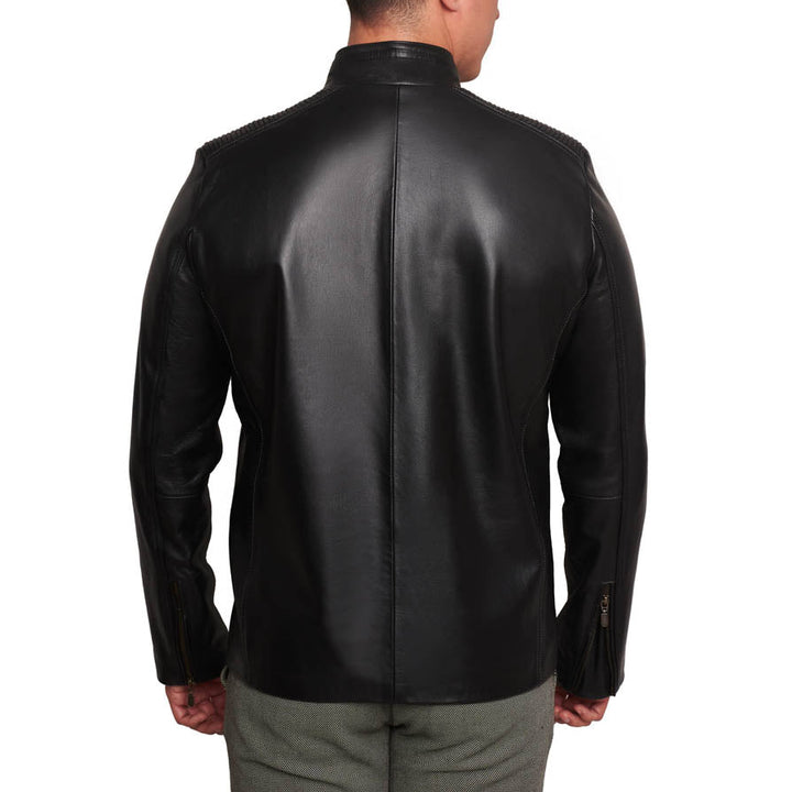 Vista trasera Hombre usando chamarra de piel negra minimalista 'Élite' de Gerhel con cuello mao y bolsillo en pecho.