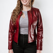 Mujer usando un blazer de piel color rojo escarlata 'Magnolia' de Gerhel con corte entallado.