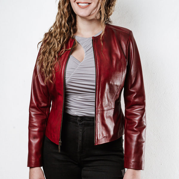 Mujer usando un blazer de piel color rojo escarlata 'Magnolia' de Gerhel con corte entallado.