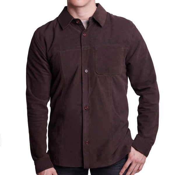 Hombre usando camisola 'Terracota' 8910 de ante de borrego color café oscuro, con botones frontales.