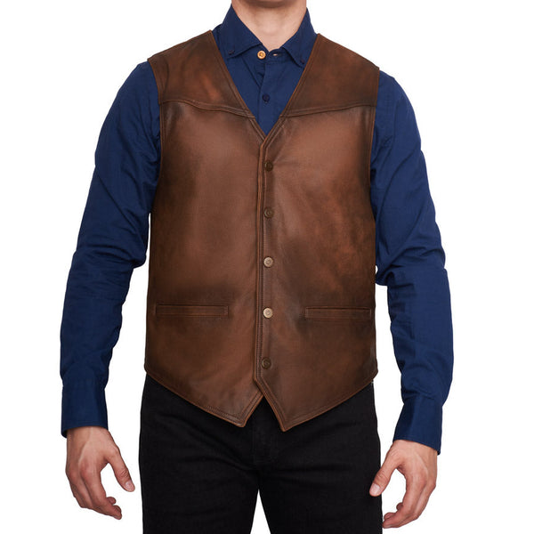 Hombre usando chaleco 'Vaquero Urbano' 1194 de fina piel genuina color café claro con botones metálicos.
