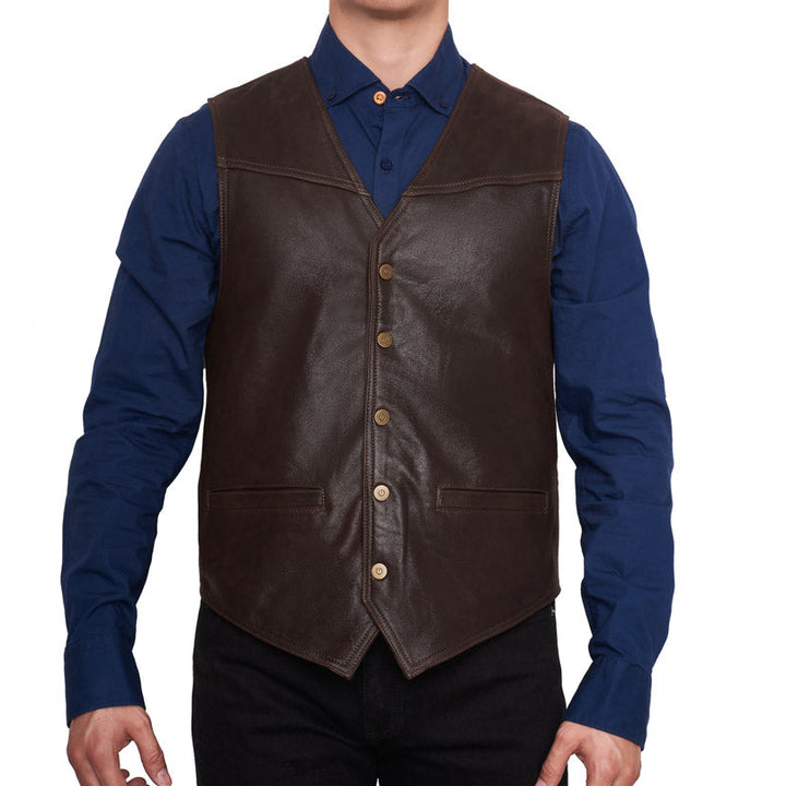 Hombre usando chaleco 'Vaquero Urbano' 1194 de fina piel genuina color café obscuro con botones metálicos.