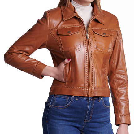 Mujer usando chamarra 'Safari Glam' 335 de piel de borrego color miel con cuello de borrego desmontable