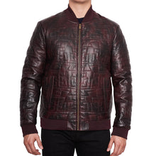 Hombre usando chamarra bomber 'Burdeos' 1187 de piel de borrego color vino con detalles de costura y acrilán.