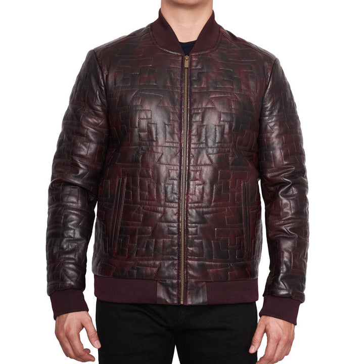 Hombre usando chamarra bomber 'Burdeos' 1187 de piel de borrego color vino con detalles de costura y acrilán.