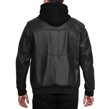 Hombre de espaldas usando chamarra 'Híbrida' 1141 de piel de borrego negra con capucha textil desmontable.