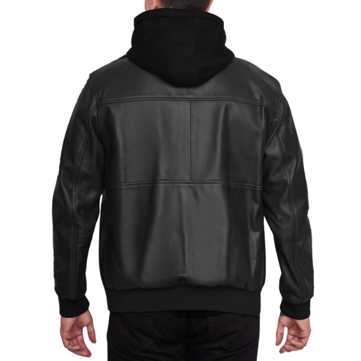 Hombre de espaldas usando chamarra 'Híbrida' 1141 de piel de borrego negra con capucha textil desmontable.