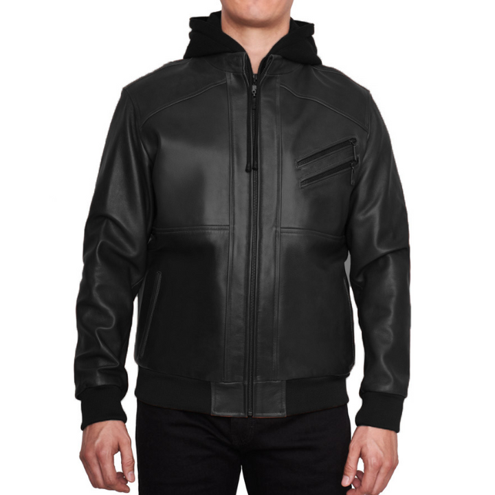 Hombre usando chamarra 'Híbrida' 1141 de piel de borrego negra con capucha textil desmontable.