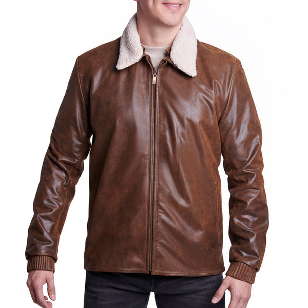 Hombre usando chamarra aviador 'Expedition' 1012 de piel de borrego color café con cuello de borrego.