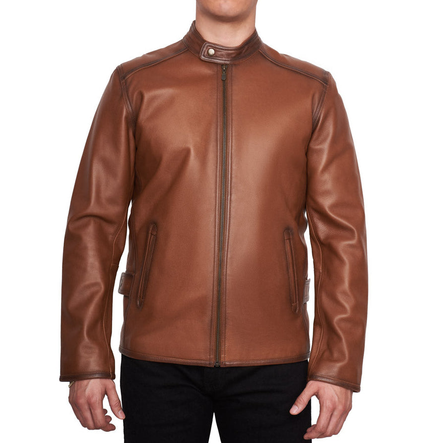 Hombre usando chamarra racer de piel de borrego 896 color Miel Mate con sombreado artesanal y cuello con broche.
