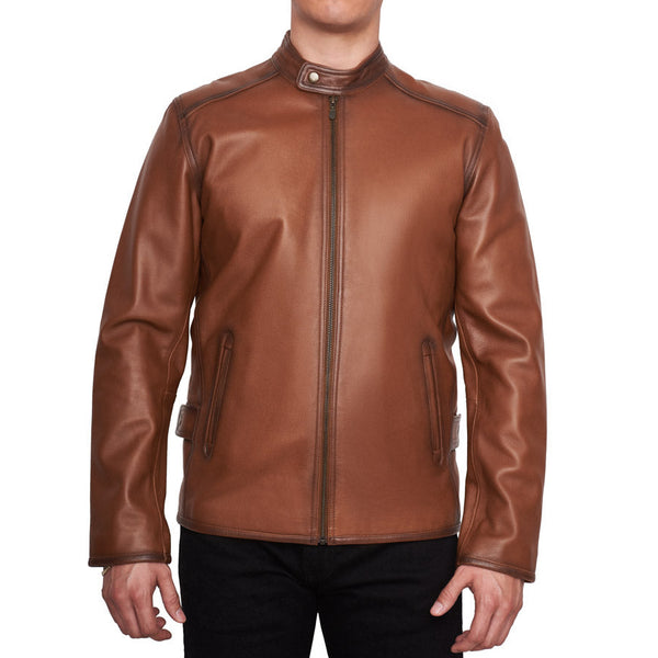 Hombre usando chamarra racer de piel de borrego 896 color Miel Mate con sombreado artesanal y cuello con broche.