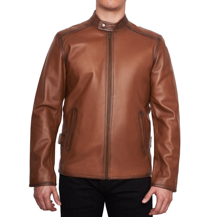 Hombre usando chamarra racer de piel de borrego 896 color Miel Mate con sombreado artesanal y cuello con broche.