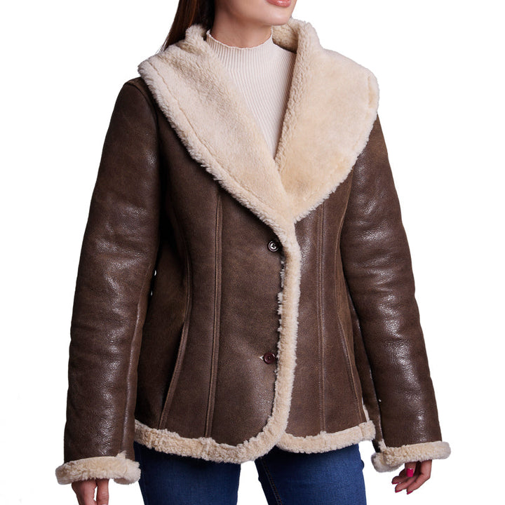 Mujer usando chamarra clásica de piel de borrego café 319 con botones al frente, ideal para el frío.