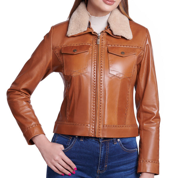 Mujer usando chamarra 'Safari Glam' 335 de piel de borrego color miel con cuello de borrego desmontable.