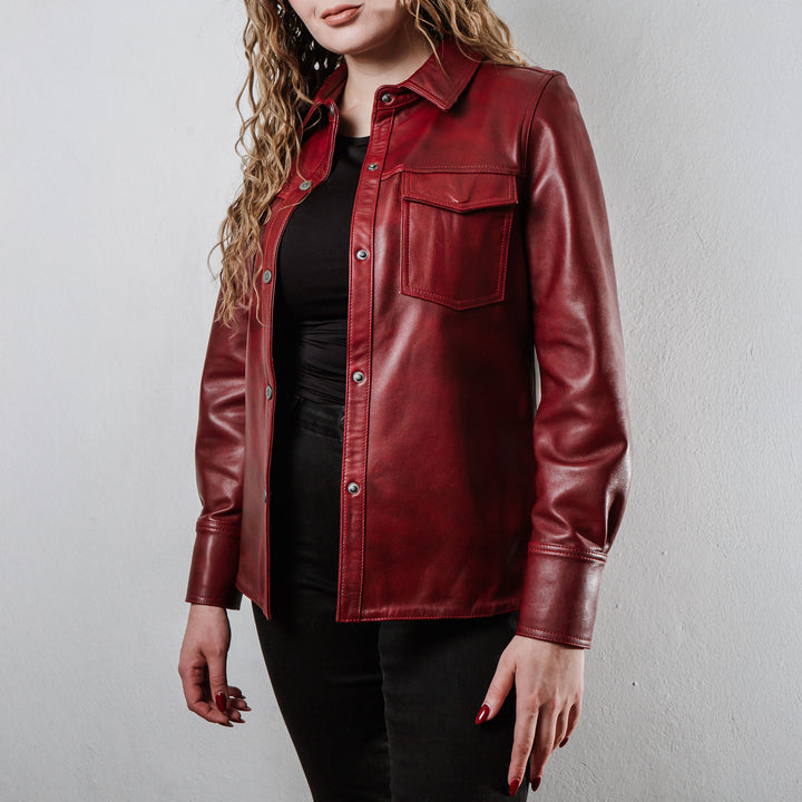 Mujer usando chamarra de piel de borrego roja vibrante 'Pasión' de Gerhel. Estilo casual.