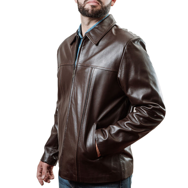 Hombre usando chamarra de piel clásica color café 'Legado' de Gerhel con costuras verticales.