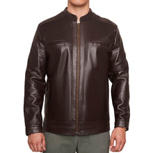 Hombre usando chaqueta casual 'Textura Urbana' 676-A de piel ovina color café con ligero grabado.