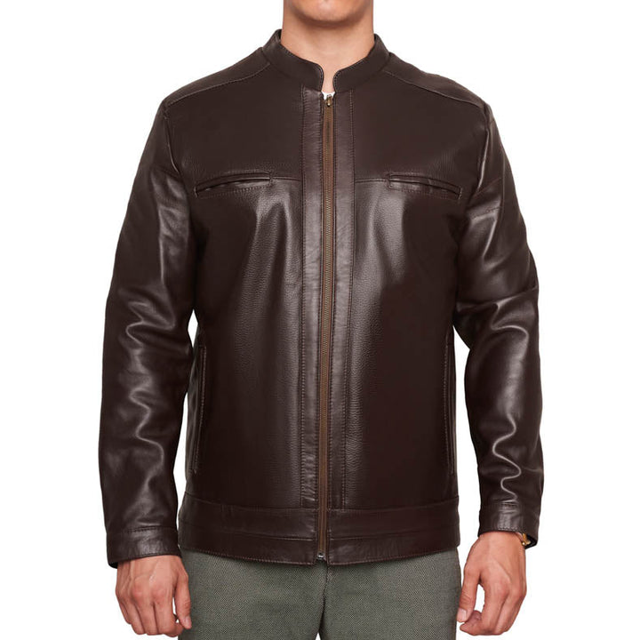 Hombre usando chaqueta casual 'Textura Urbana' 676-A de piel ovina color café con ligero grabado.