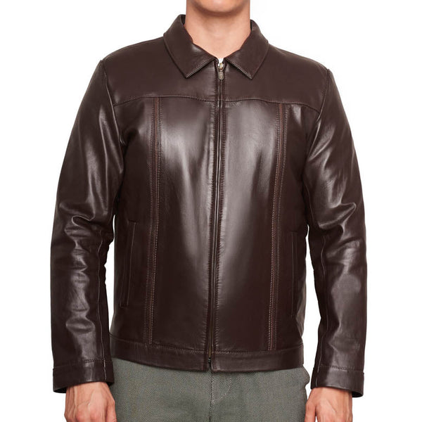 Hombre usando chamarra 'Legado Clásico' 8790 de piel ovina grabada color café con corte clásico.