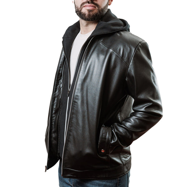 Hombre usando chamarra de piel negra 2 en 1 'Híbrida' de Gerhel con la capucha desmontable puesta.