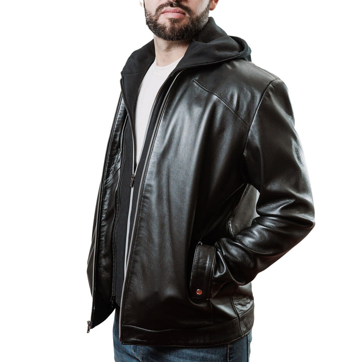 Hombre usando chamarra de piel negra 2 en 1 'Híbrida' de Gerhel con la capucha desmontable puesta.