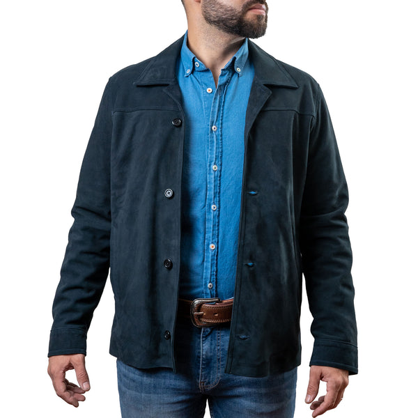 Hombre usando chamarra de piel acabado gamuza color azul nocturno 'Cosmopolitan' de Gerhel.