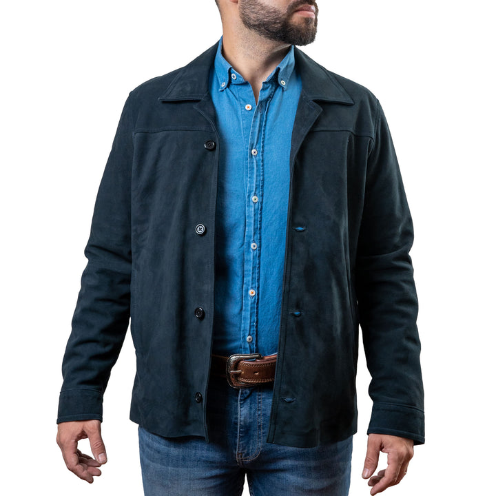 Hombre usando chamarra de piel acabado gamuza color azul nocturno 'Cosmopolitan' de Gerhel.