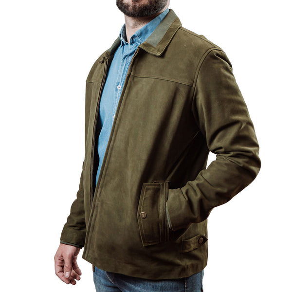 Hombre usando chamarra de piel acabado gamuza color verde olivo 'Maverick Bosque' de Gerhel con cuello de tejido de punto.