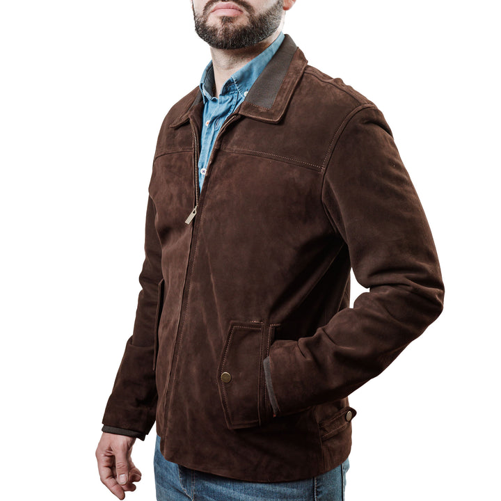Hombre usando chamarra de piel acabado gamuza color café 'Maverick' de Gerhel con cuello de tejido de punto.