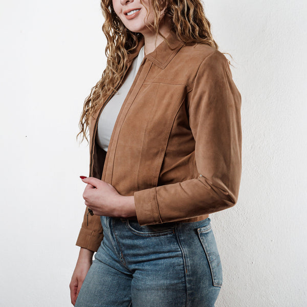 Mujer usando chamarra de piel acabado gamuza color camel 'Terra' de Gerhel con cuello camisero.