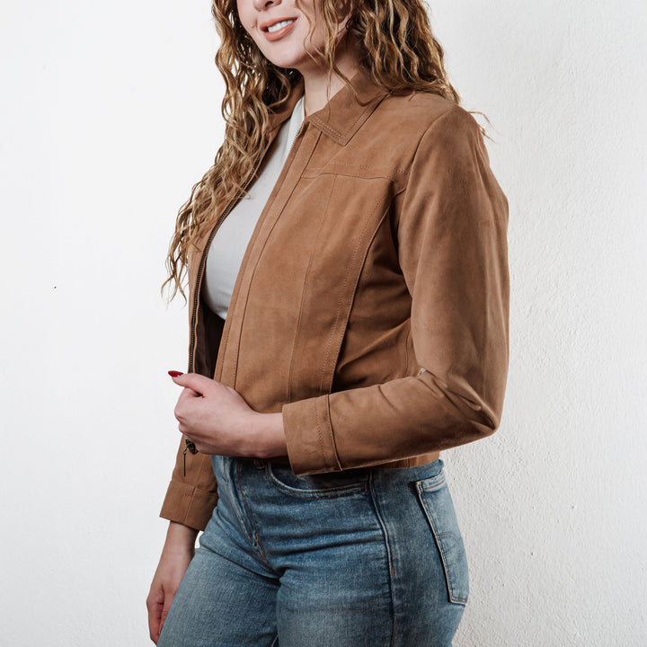 Mujer usando chamarra de piel acabado gamuza color camel 'Terra' de Gerhel con cuello camisero.