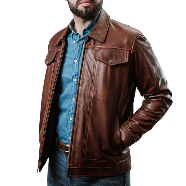 Hombre usando chamarra de piel color café tabaco estilo casual 'Explorador' de Gerhel.