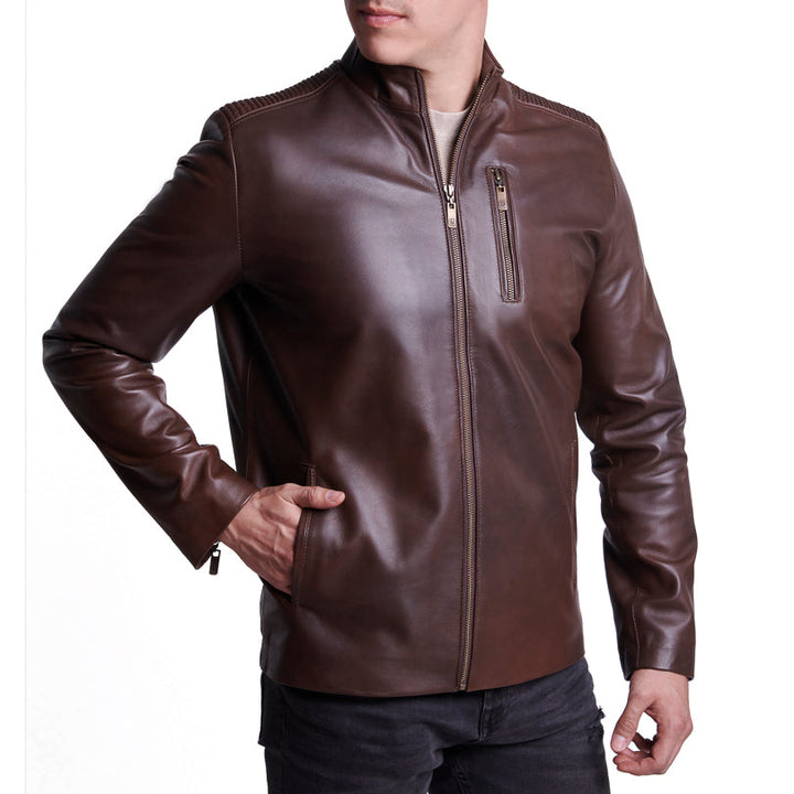 Hombre usando chamarra de piel cafe minimalista 'Élite' de Gerhel con cuello mao y bolsillo en pecho.