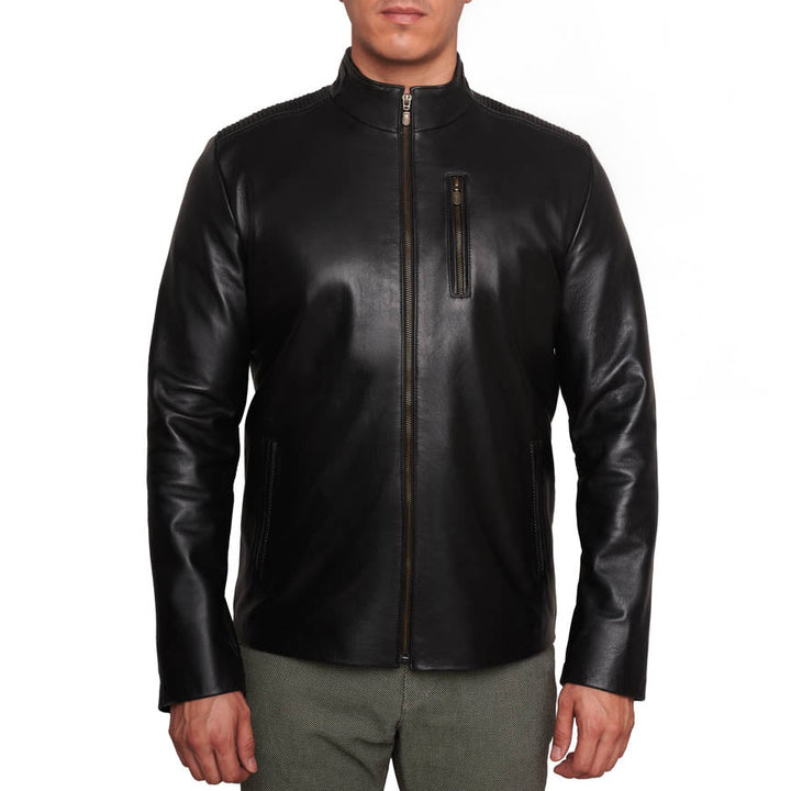 Hombre usando chamarra de piel negra minimalista 'Élite' de Gerhel con cuello mao y bolsillo en pecho.