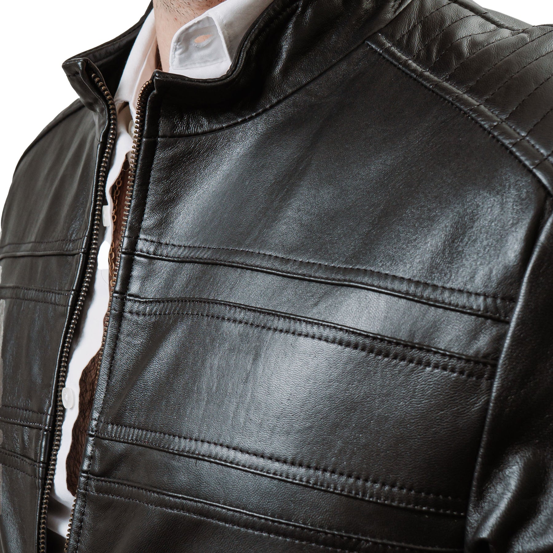 Detalle dechamarra de piel negra estilo moto 'Interceptor' de Gerhel con paneles acolchados