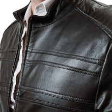 Detalle dechamarra de piel negra estilo moto 'Interceptor' de Gerhel con paneles acolchados