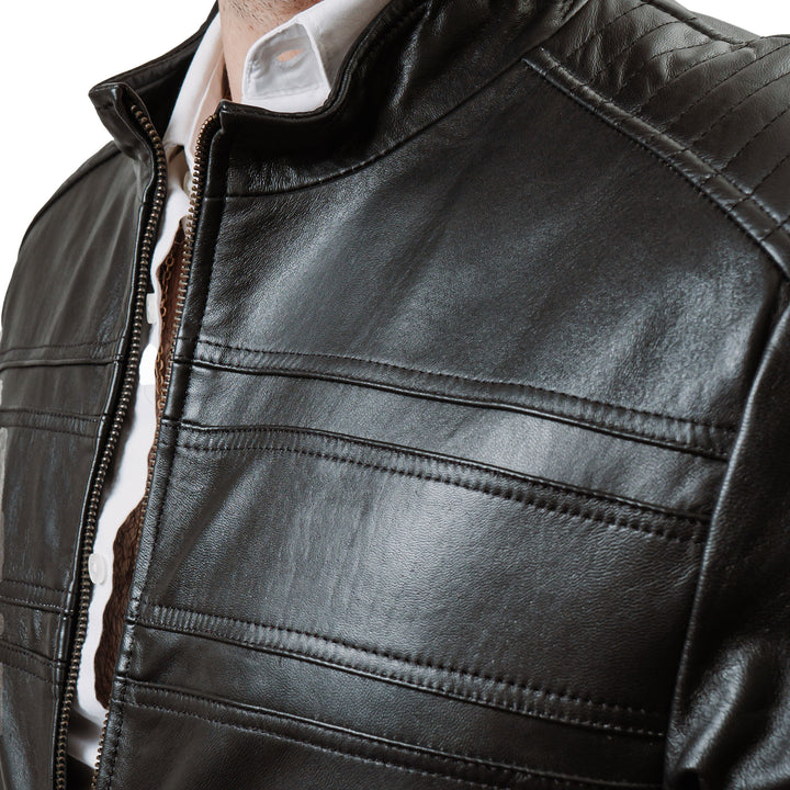 Detalle dechamarra de piel negra estilo moto 'Interceptor' de Gerhel con paneles acolchados