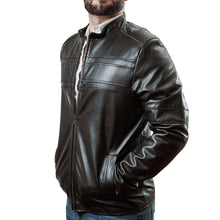 Hombre usando chamarra de piel negra estilo moto 'Interceptor' de Gerhel con paneles acolchados