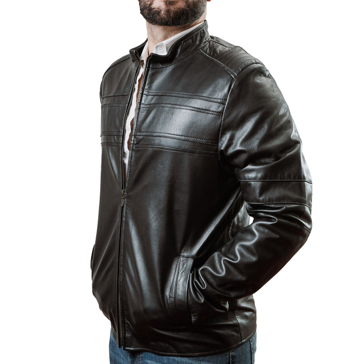 Hombre usando chamarra de piel negra estilo moto 'Interceptor' de Gerhel con paneles acolchados