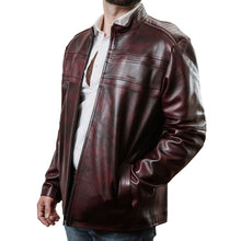 Hombre usando chamarra de piel roja estilo moto 'Interceptor Redline' de Gerhel con paneles acolchados.