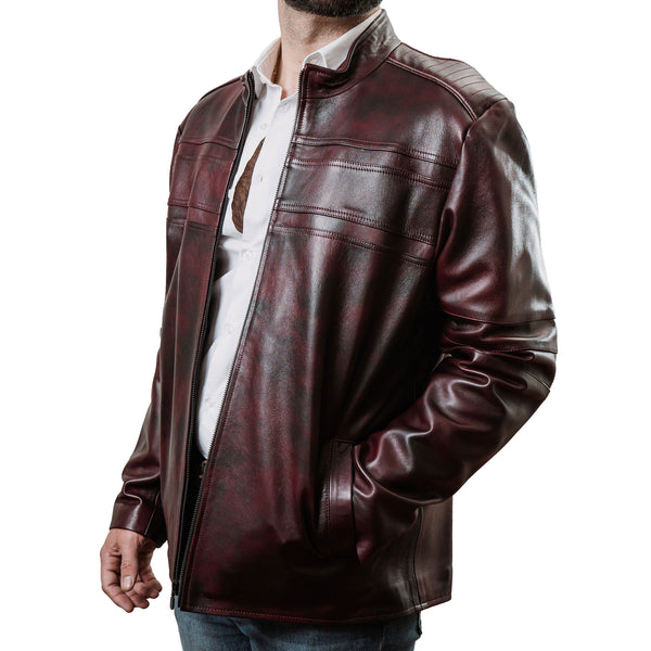 Hombre usando chamarra de piel roja estilo moto 'Interceptor Redline' de Gerhel con paneles acolchados.