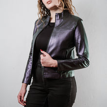 Mujer usando chamarra de piel tornasol 'Aurora' de Gerhel con cuello mao, color púrpura metálico.