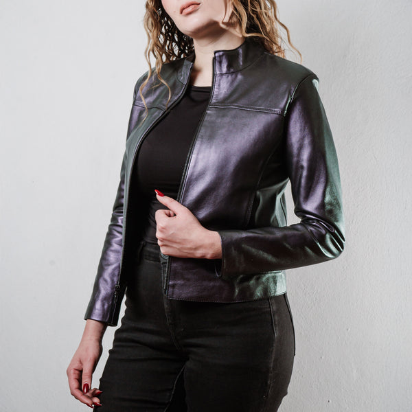 Mujer usando chamarra de piel tornasol 'Aurora' de Gerhel con cuello mao, color púrpura metálico.