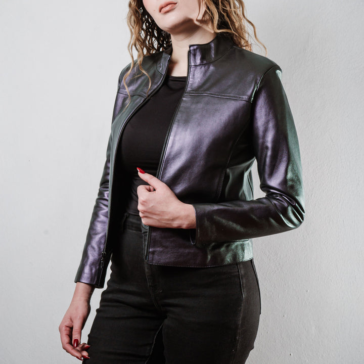 Mujer usando chamarra de piel tornasol 'Aurora' de Gerhel con cuello mao, color púrpura metálico.