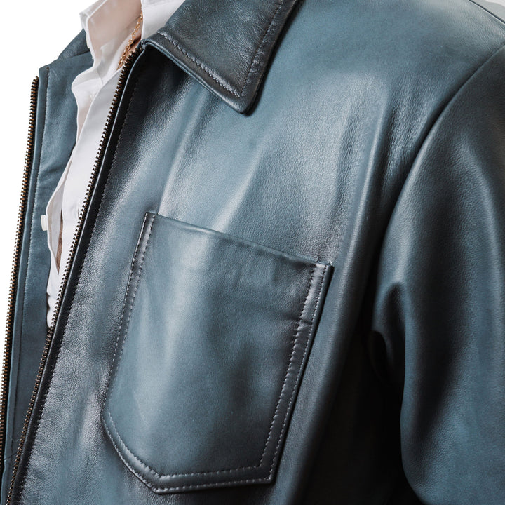 Detalle Hombre usando chamarra de piel estilo vintage color azul 'Leyenda Azul' de Gerhel con bolsillos en pecho.