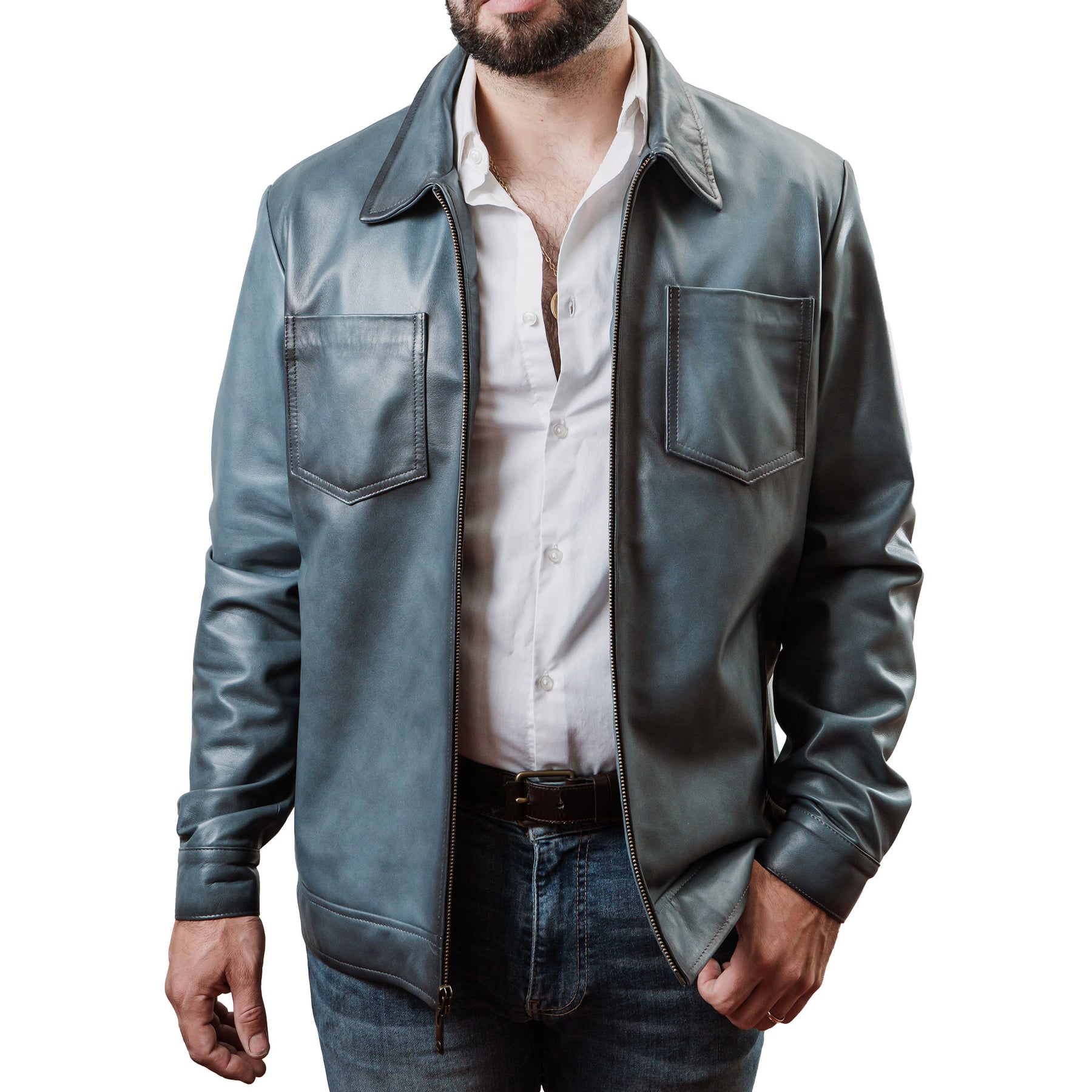 Hombre usando chamarra de piel estilo vintage color azul 'Leyenda Azul' de Gerhel con bolsillos en pecho.