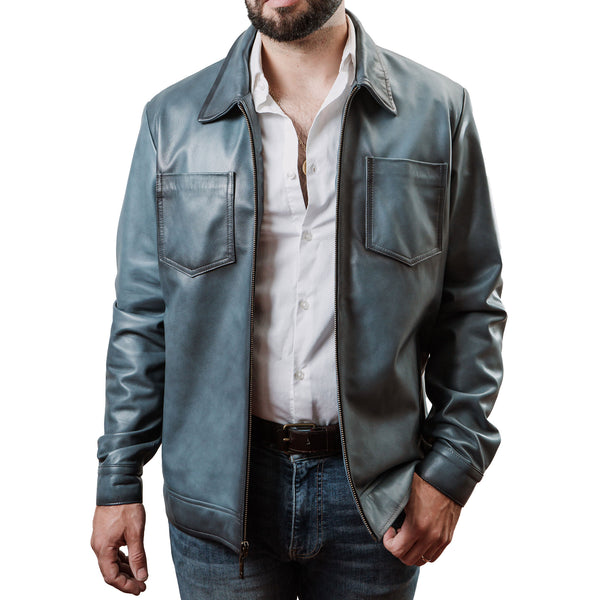 Hombre usando chamarra de piel estilo vintage color azul 'Leyenda Azul' de Gerhel con bolsillos en pecho.